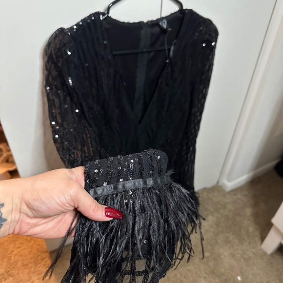 Black sparkly dress with a touch of feathers - Picture 3 of 5
